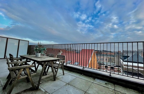 Klein-Antwerpen Apartamento | Modern 1BR Near Diamond District by Oneluxstay