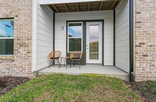 Arlington Apartamento | Modern 1BR Retreat with Lake View