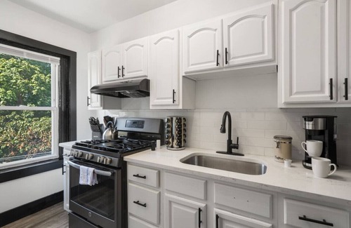 Penn-Knox Apartamento | Modern 1BR Retreat near Historic Philadelphia + Free Parking