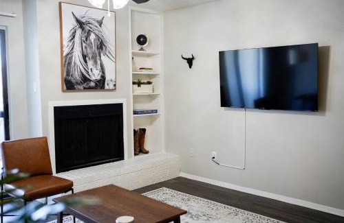 South Lamar Apartamento | Modern 1BR SOLA - Pool & Gym 5 min to DT + Dogs ok