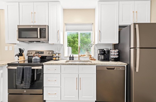 Roseville Apartamento | Modern 1BR Upper Flat | King Bed + In-Unit Laundry