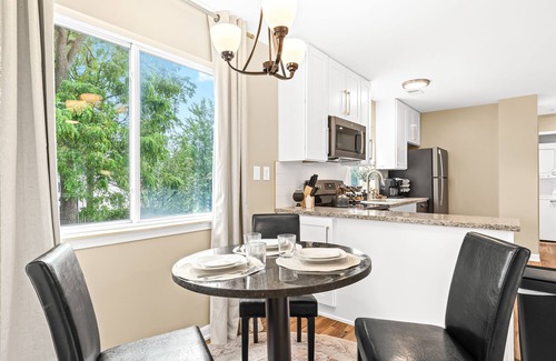 Roseville Apartamento | Modern 1BR Upper Flat | King Bed + In-Unit Laundry