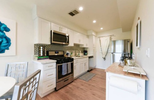 Downtown Condominio | Modern 2/2 Glendale Condo, Parking, Washer/Dryer