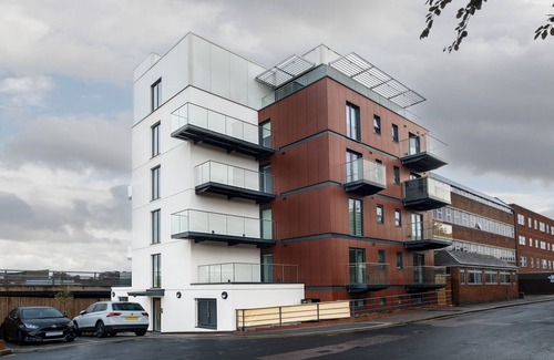 Luton Apartamento | Modern 2-bed 2-bath Luton Town Centre - Free Parking/Wi-Fi