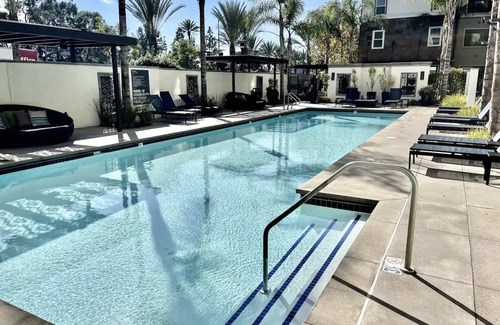 Cerritos Apartamento | Modern 2 bed / 2 bath near Disneyland