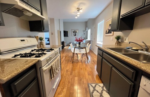 Carthay Circle Apartamento | Modern 2 Bed, 2 Bath Furnished Apartment, designed for your comfort!