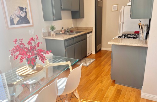 Carthay Circle Apartamento | Modern 2 Bed, 2 Bath Furnished Apartment, designed for your comfort!