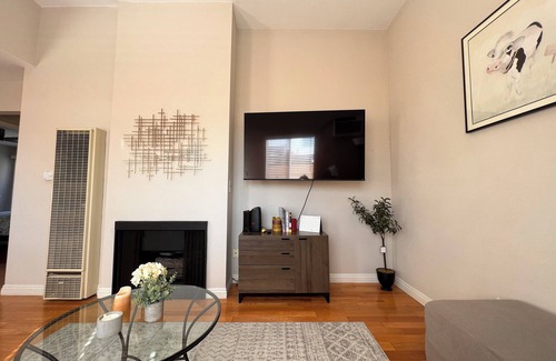 Carthay Circle Apartamento | Modern 2 Bed, 2 Bath Furnished Apartment, designed for your comfort!