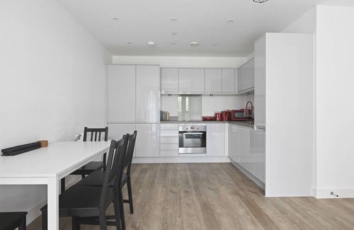 Brondesbury Park Apartamento | Modern 2 Bed 2 Bath with Patio Access