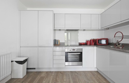 Brondesbury Park Apartamento | Modern 2 Bed 2 Bath with Patio Access