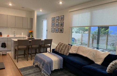 South Manchaca Casa | Modern 2 bed/bath home in South Austin, 10 minute drive to DT and Airport