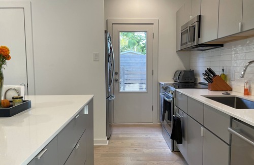 South Manchaca Casa | Modern 2 bed/bath home in South Austin, 10 minute drive to DT and Airport