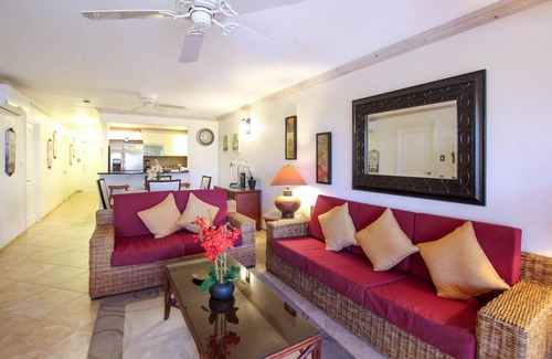 St. Lawrence Gap Apartamento | Modern 2-bed Apt by Beach in St. Lawrence Gap
