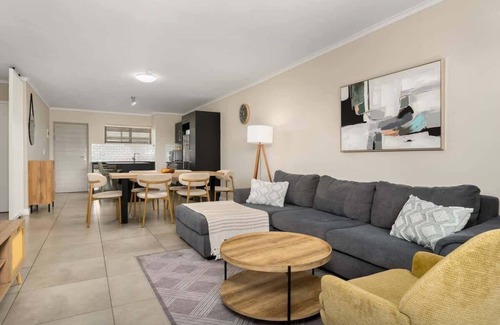 Century City Apartamento | Modern 2 Bed Century City Apartment, Pool + Braai