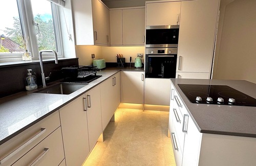 Acresford Casa | Modern 2-bed house, Coventry with EV charger