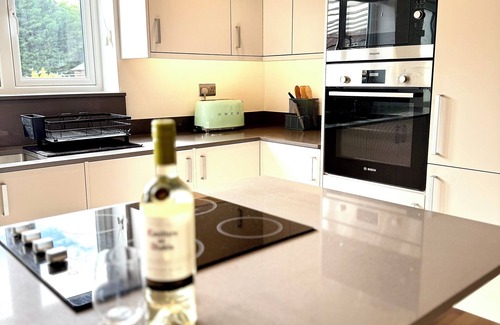 Acresford Casa | Modern 2-bed house, Coventry with EV charger