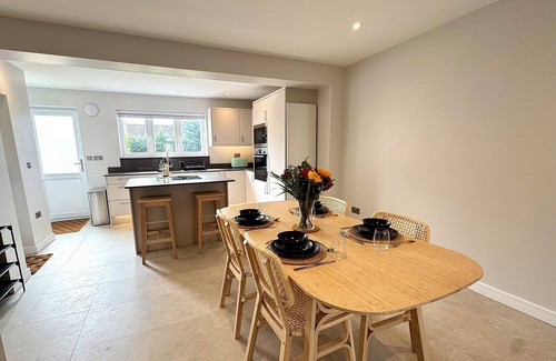 Acresford Casa | Modern 2-bed house, Coventry with EV charger