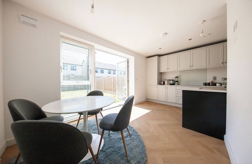 Ongar Casa | Modern 2 bed house in Hollystown with free parking
