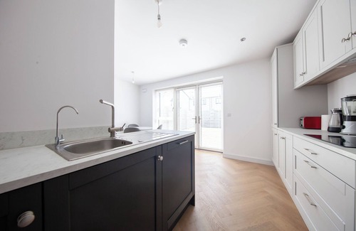 Ongar Casa | Modern 2 bed house in Hollystown with free parking