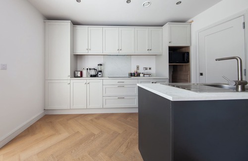 Ongar Casa | Modern 2 bed house in Hollystown with free parking