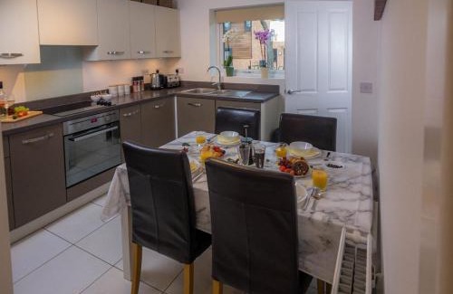 Nottingham Casa | Modern 2 Bed House with Parking and Garden