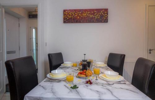 Nottingham Casa | Modern 2 Bed House with Parking and Garden