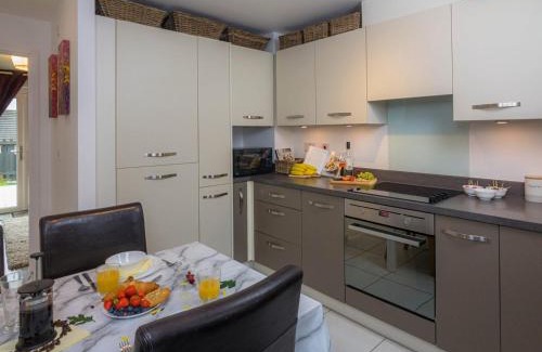 Nottingham Casa | Modern 2 Bed House with Parking and Garden