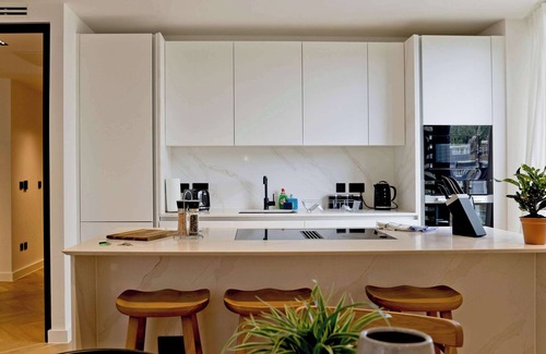 Earl's Court Apartamento | Modern 2-Bed in Prime Kensington + Balcony