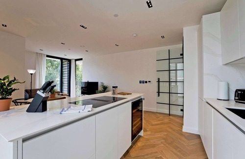 Earl's Court Apartamento | Modern 2-Bed in Prime Kensington + Balcony
