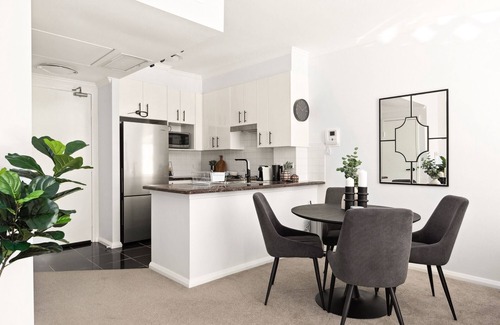 Chiswick Apartamento | Modern 2-Bed with Pools, Gym, Tennis Court & Sauna