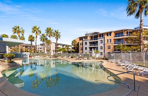 Chiswick Apartamento | Modern 2-Bed with Pools, Gym, Tennis Court & Sauna