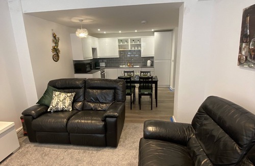 Upton Cheyney Apartamento | Modern 2 bedroom apartment with car parking