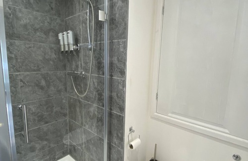 Upton Cheyney Apartamento | Modern 2 bedroom apartment with car parking