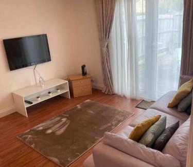 Cole Green Casa | Modern 2 bedroom house with WIFI