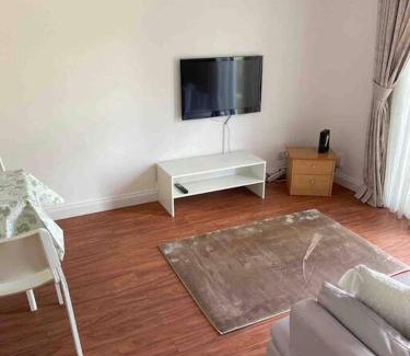Cole Green Casa | Modern 2 bedroom house with WIFI