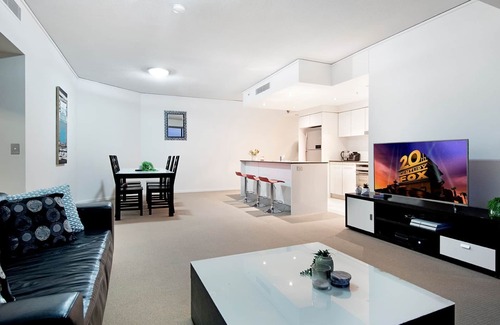 Broadbeach Apartamento | Modern 2 Bedroom Apartment in Sierra Grand - CoastHM