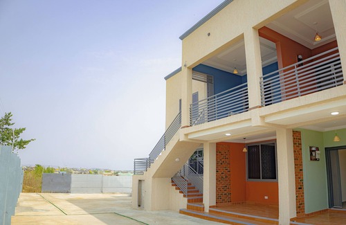 Accra Apartamento | Modern 2-bedroom apartment with WiFi, AC in lovely Accra-Winneba Road,Blue Rose