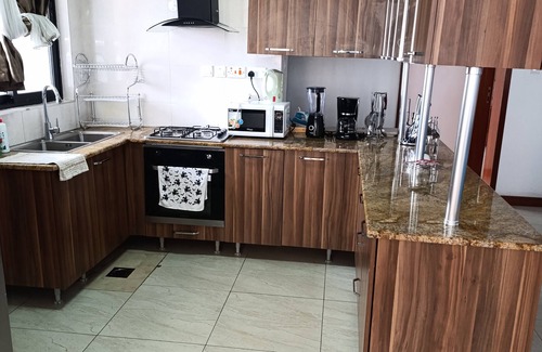 Kilimani Apartamento | Modern 2-bedroom apartment Fully Furnished and serviced with free Internet.