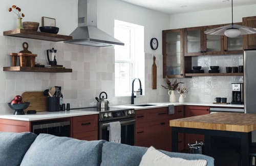 Kaslo Condominio | Modern 2 bedroom apartment located in a building built in 1896