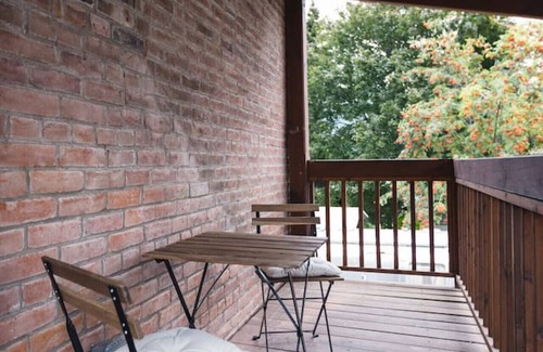 Kaslo Condominio | Modern 2 bedroom apartment located in a building built in 1896