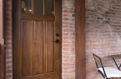 Kaslo Condominio | Modern 2 bedroom apartment located in a building built in 1896