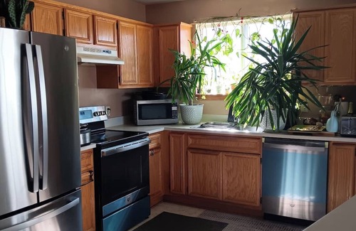 Warren Condominio | Modern 2-Bedroom Condo in Warren