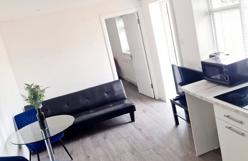 Hillingdon Casa | 🏡 *Modern 2-Bedroom Flat with Sofa Bed: Your Home Near London's Heart!**
