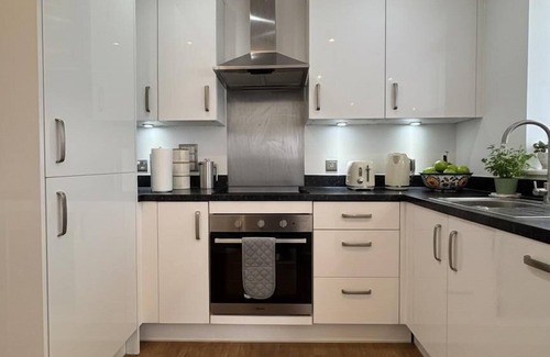 London Borough of Hounslow Apartamento | Modern 2-Bedroom Flat with Balcony