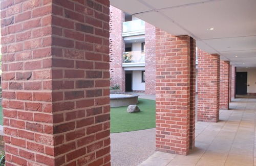 London Borough of Hounslow Apartamento | Modern 2-Bedroom Flat with Balcony