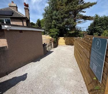 Llanddulas Casa | Modern 2 Bedroom Private Detached Cottage