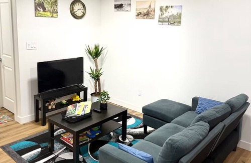 West Edmonton Casa | Modern 2-Bedroom Suite in Stillwater NW, Near WEM
