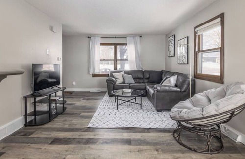 Clive Casa | Renovated 2 Bedroom Duplex in Quiet Neighborhood