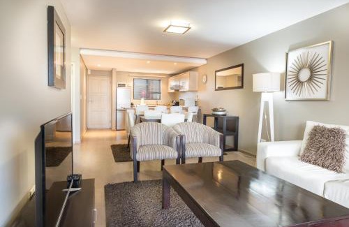 Bloubergstrand Apartamento | Modern 2 bedroom with underground parking 1 mins from beach-205 La Cabina, Blouberg, Cape Town