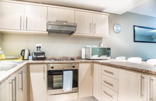 Bloubergstrand Apartamento | Modern 2 bedroom with underground parking 1 mins from beach-205 La Cabina, Blouberg, Cape Town